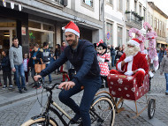 Ciclista Edgar Pinto conduz Pai Natal na abertura do Lugar das Cores